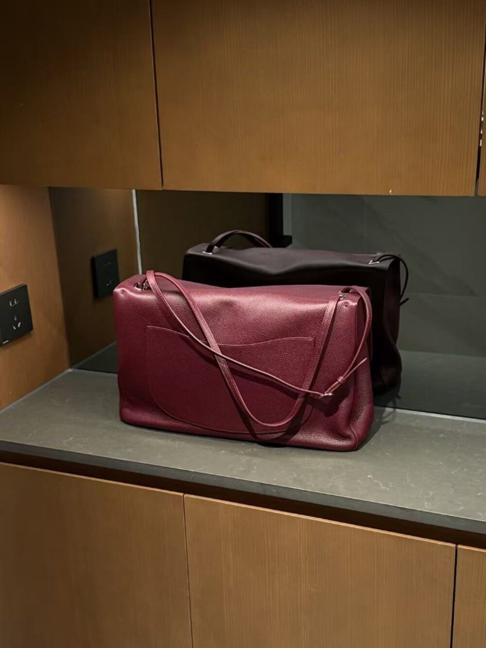 Classic CHANEL Bag: A Stylish and Versatile Choice for Elegance - Picture 6 of 6